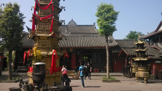 Quiet and local Huanglong Monastery